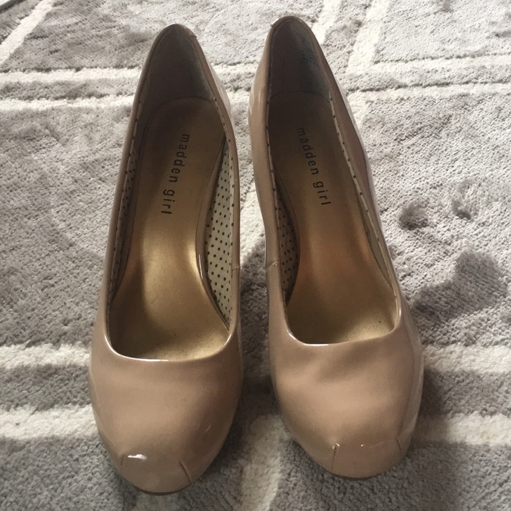 Madden girl tan pumps
